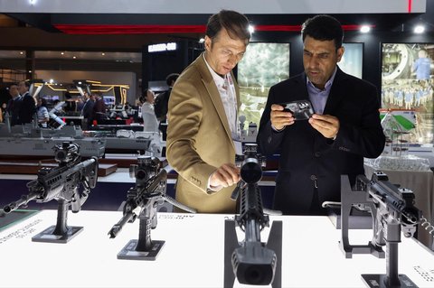 Pengunjung menyaksikan senjata sniper saat pameran Indo Defence 2024 saat pembukaan pameran Indo Defence 2024 Expo and Forum di Jakarta, Selasa (11/06/2025).