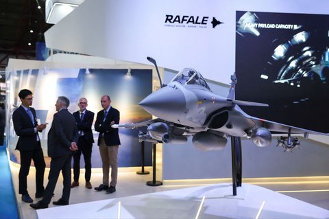 Model jet tempur T-0317 Rafale dipamerkan pada pameran Indo Defense 2024 Expo and Forum di  Jakarta, Selasa (11/06/2025).