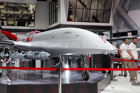 Drone Bayraktar TB3 ditampilkan pada pameran Indo Defense 2024 Expo and Forum di  Jakarta, Selasa (11/06/2025).