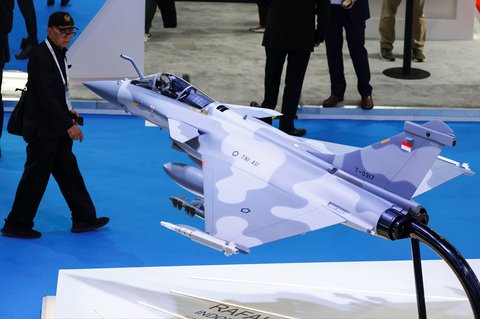 Model jet tempur T-0317 Rafale dipamerkan pada pameran Indo Defense 2024 Expo and Forum di  Jakarta, Selasa (11/06/2025