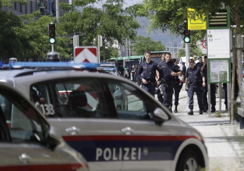 Polisi terlihat berjaga di jalan dekat sebuah sekolah di Graz, Austria, menyusul insiden penembakan yang menewaskan beberapa orang, pada Selasa (10/6/2025).