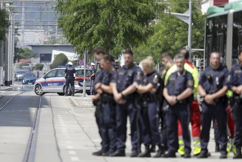 Polisi terlihat berjaga di jalan dekat sebuah sekolah di Graz, Austria, menyusul insiden penembakan yang menewaskan beberapa orang, pada Selasa (10/6/2025).