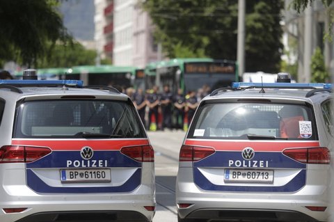 Polisi terlihat berjaga di jalan dekat sebuah sekolah di Graz, Austria, menyusul insiden penembakan yang menewaskan beberapa orang, pada Selasa (10/6/2025).