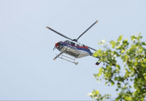 Sebuah helikopter polisi terbang di sekitar sebuah sekolah di Graz, Austria, menyusul insiden penembakan yang menewaskan beberapa orang, pada Selasa (10/6/2025).