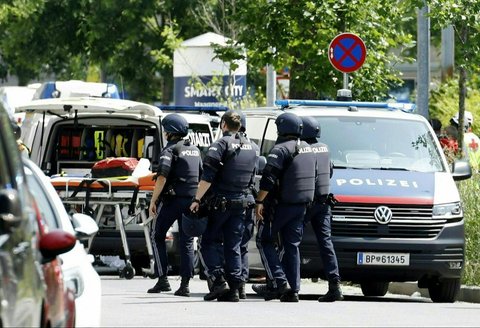 Polisi terlihat berjaga di jalan dekat sebuah sekolah di Graz, Austria, menyusul insiden penembakan yang menewaskan beberapa orang, pada Selasa (10/6/2025).