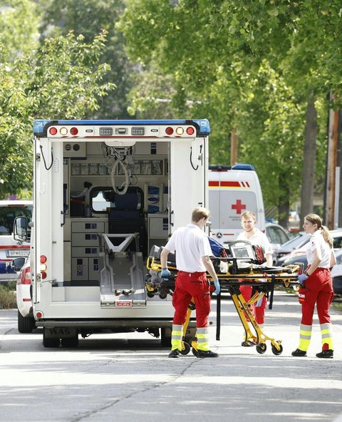 Petugas medis tiba di sebuah sekolah di Graz, Austria, menyusul insiden penembakan yang menewaskan beberapa orang, pada Selasa (10/6/2025).