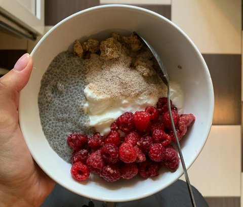 Ilustrasi Biji Chia dan Yogurt