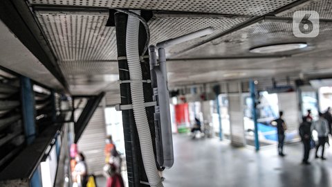 Wifi terpasang di Halte Harmoni, Jakarta, Senin (16/11/2020). PT Transjakarta menargetkan fasilitas wifi gratis tersedia di seluruh halte jaringan 12 koridor pada akhir 2020. (merdeka.com/Iqbal S. Nugroho)