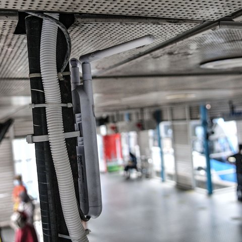 Wifi terpasang di Halte Harmoni, Jakarta, Senin (16/11/2020). PT Transjakarta menargetkan fasilitas wifi gratis tersedia di seluruh halte jaringan 12 koridor pada akhir 2020. (merdeka.com/Iqbal S. Nugroho)