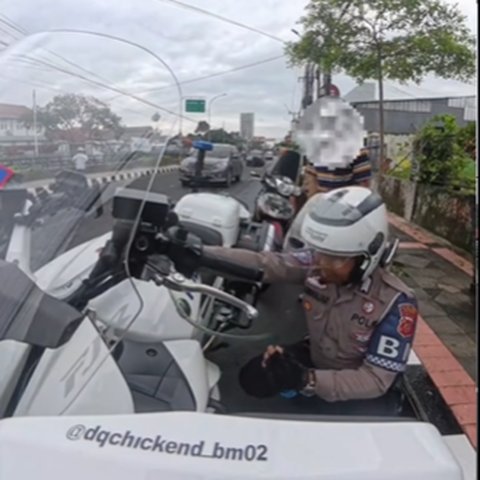 Momen Polisi Bantu Pengendara Motor Pria Paruh Baya Usai Jemput Anak Sekolah yang Kehabisan Bensin dengan Cara Tak Biasa