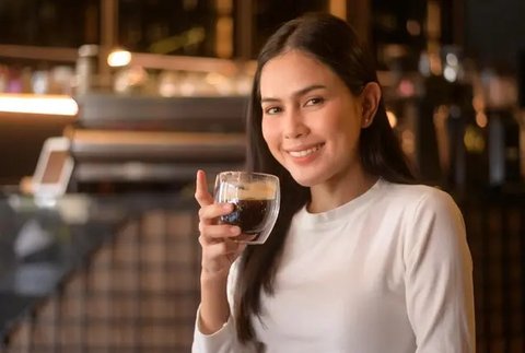ilustrasi minum kopi (Source: freepik.com)