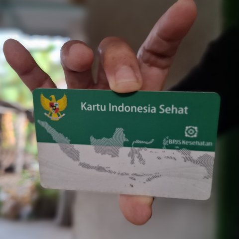 Seorang warga Gunungkidul menunjukkan Kartu Indonesia Sehat (BPJS Kesehatan) yang kini tak lagi aktif setelah dinonaktifkan sebagai peserta Penerima Bantuan Iuran (PBI) per 1 Juni 2025. Penonaktifan ini terjadi akibat pemutakhiran data sosial ekonomi oleh Kementerian Sosial.