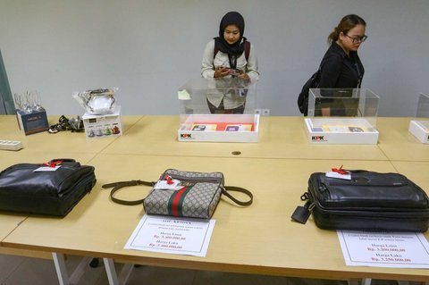 Jurnalis memantau langsung proses lelang barang hasil rampasan dari perkara korupsi di Rumah Penyimpanan Benda Sitaan dan Barang Rampasan Negara (Rupbasan), Cawang, Jakarta Timur, Kamis (12/6/2025).