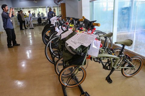 Jurnalis memantau langsung proses lelang barang hasil rampasan dari perkara korupsi di Rumah Penyimpanan Benda Sitaan dan Barang Rampasan Negara (Rupbasan), Cawang, Jakarta Timur, Kamis (12/6/2025).