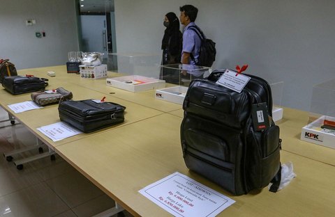 Jurnalis memantau langsung proses lelang barang hasil rampasan dari perkara korupsi di Rumah Penyimpanan Benda Sitaan dan Barang Rampasan Negara (Rupbasan), Cawang, Jakarta Timur, Kamis (12/6/2025).