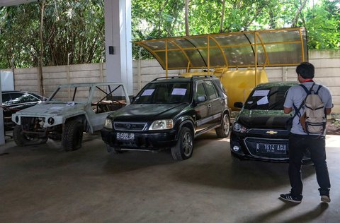 Jurnalis memantau langsung proses lelang barang hasil rampasan dari perkara korupsi di Rumah Penyimpanan Benda Sitaan dan Barang Rampasan Negara (Rupbasan), Cawang, Jakarta Timur, Kamis (12/6/2025).
