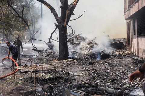 Petugas penyelamat bekerja di lokasi jatuhnya pesawat Air India AI171 di kawasan permukiman dekat bandara di Ahmedabad, Gujarat, India, Kamis (12/6/2025). Pesawat penumpang tujuan London yang membawa 242 orang itu jatuh tak lama setelah lepas landas dari Bandara Ahmedabad.