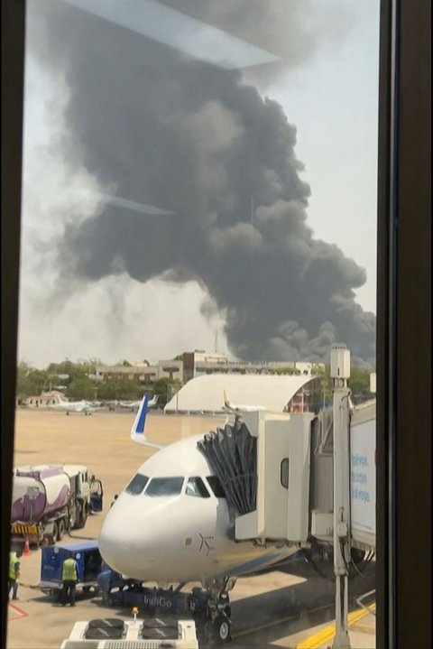 Terlihat asap hitam dan tebal mengepul di lokasi jatuhnya pesawat Air India AI171 di kawasan permukiman dekat bandara di Ahmedabad, Gujarat, India, Kamis (12/6/2025). Pesawat penumpang tujuan London yang membawa 242 orang itu jatuh tak lama setelah lepas landas dari Bandara Ahmedabad.
