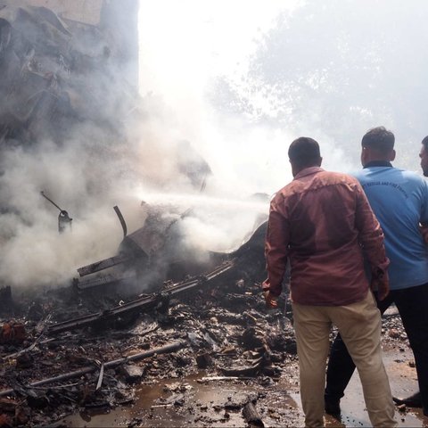 Petugas penyelamat bekerja di lokasi jatuhnya pesawat Air India penerbangan 171 di kawasan permukiman dekat bandara di Ahmedabad, Gujarat, India, Kamis (12/6/2025). Pesawat penumpang tujuan London yang membawa 242 orang itu jatuh tak lama setelah lepas landas dari Bandara Ahmedabad.