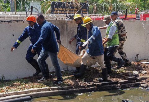 Petugas penyelamat bekerja di lokasi jatuhnya pesawat Air India penerbangan 171 di kawasan permukiman dekat bandara di Ahmedabad, Gujarat, India, Kamis (12/6/2025). Pesawat penumpang tujuan London yang membawa 242 orang itu jatuh tak lama setelah lepas landas dari Bandara Ahmedabad.