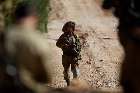 Sejumlah tank militer Israel disiagakan di dekat garis gencatan senjata antara Suriah dan Dataran Tinggi Golan yang diduduki Israel, pada 9 Desember 2024.