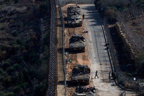 Sejumlah tank militer Israel disiagakan di dekat garis gencatan senjata antara Suriah dan Dataran Tinggi Golan yang diduduki Israel, pada 9 Desember 2024.