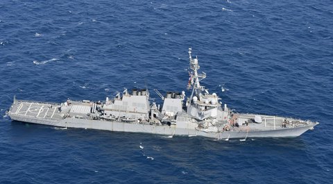 Kondisi kapal perusak USS Fitzgerald yang bertabrakan dengan kapal dagang di prefektur Shizuoka, Jepang (17/6). Tabrakan itu terjadi pada 103 kilometer sebelah barat daya Yokosuka, Jepang, pangkalan Armada Ketujuh AS. (Iori Sagisawa/Kyodo News via AP)