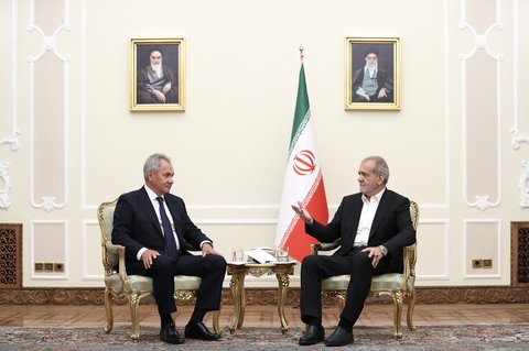 Pertemuan Presiden Iran Masoud Pezeshkian dengan  Sekretaris Dewan Keamanan Rusia Sergei Shoigu di Teheran, Iran pada 5 Agustus 2024.