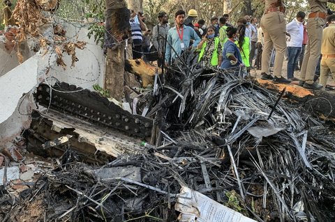 Petugas penyelamat bekerja di lokasi jatuhnya pesawat Air India AI171 di kawasan permukiman di dekat Bandara Internasional Sardar Vallabhbhai Patel, Ahmedabad, Gujarat, India, pada 12 Juni 2025.