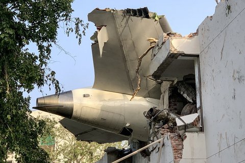 Terlihat puing pesawat Air India AI171 yang jatuh di kawasan permukiman di dekat Bandara Internasional Sardar Vallabhbhai Patel, Ahmedabad, Gujarat, India, pada 12 Juni 2025.