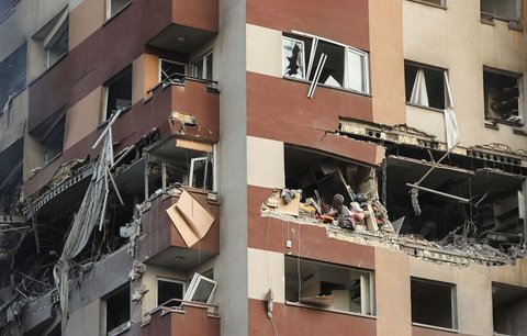 Bangunan yang rusak akibat serangan Israel, di Teheran, Iran, Jumat (13/06/2025).