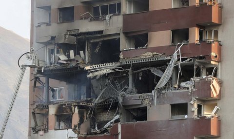Bangunan yang rusak akibat serangan Israel, di Teheran, Iran, Jumat (13/06/2025).
