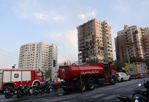 Bangunan yang rusak akibat serangan Israel, di Teheran, Iran, Jumat (13/06/2025).