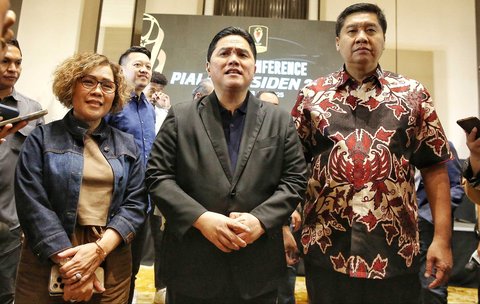 Ketua Umum PSSI Erick Thohir didampingi Ketua OC  Piala Presiden 2025 Harsiwi Achmad dan Ketua SC Piala Presiden 2025 Maurarar Sirait saat  konferensi pers pelaksanaan Piala Presiden 2025 di Jakarta.