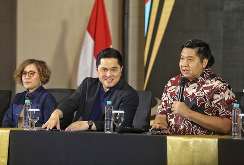 Ketua Umum PSSI Erick Thohir didampingi Ketua OC  Piala Presiden 2025 Harsiwi Achmad dan Ketua SC Piala Presiden 2025 Maurarar Sirait saat  konferensi pers pelaksanaan Piala Presiden 2025 di Jakarta.