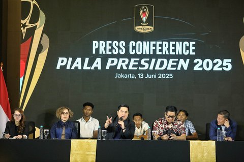 Ketua Umum PSSI Erick Thohir didampingi Ketua OC  Piala Presiden 2025 Harsiwi Achmad dan Ketua SC Piala Presiden 2025 Maurarar Sirait saat  konferensi pers pelaksanaan Piala Presiden 2025 di Jakarta.