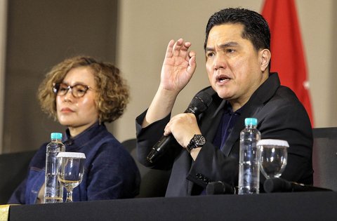Ketua Umum PSSI Erick Thohir didampingi Ketua OC (Organizing Commitee) Piala Presiden 2025 Harsiwi Achmad  saat  konferensi pers pelaksanaan Piala Presiden 2025 di Jakarta,