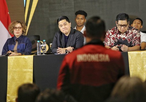 Ketua Umum PSSI Erick Thohir didampingi Ketua OC  Piala Presiden 2025 Harsiwi Achmad dan Ketua SC Piala Presiden 2025 Maurarar Sirait saat  konferensi pers pelaksanaan Piala Presiden 2025 di Jakarta.