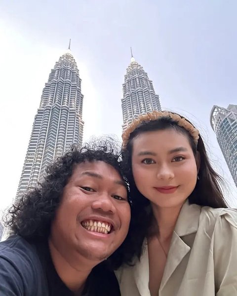 Momen liburan Marshel dan istri liburan ke luar negeri (sumber: Instagram/marshel_widianto)