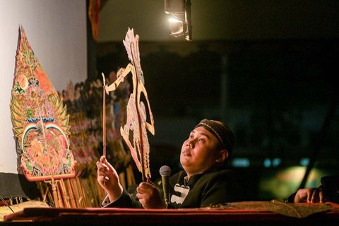 Dalang muda asal  Magetan menampilkan pentas wayang kulit Mahabharata &ldquo;Kresna Duta&rdquo; di Taman Budaya Jawa Timur, Surabaya, Jumat malam (13/06/2025)