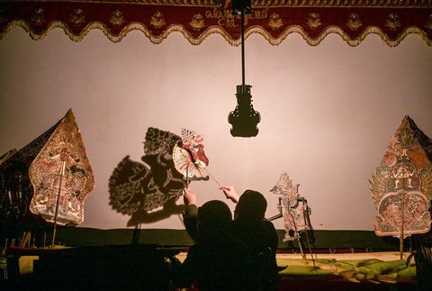 Dalang muda asal  Magetan menampilkan pentas wayang kulit Mahabharata &ldquo;Kresna Duta&rdquo; di Taman Budaya Jawa Timur, Surabaya, Jumat malam (13/06/2025)