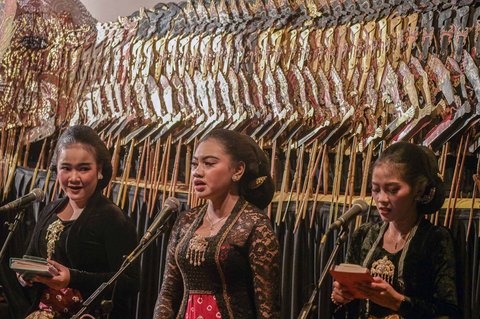 Seni karawitan mengiringi pementasan wayang kulit Mahabharata &ldquo;Kresna Duta&rdquo; di Mahabharata &ldquo;Kresna Duta&rdquo; di Taman Budaya Jawa Timur, Surabaya, Jumat malam (13/06/2025).