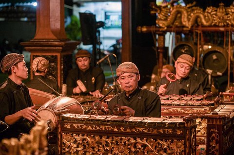 Seni karawitan mengiringi pementasan wayang kulit Mahabharata &ldquo;Kresna Duta&rdquo; di Mahabharata &ldquo;Kresna Duta&rdquo; di Taman Budaya Jawa Timur, Surabaya, Jumat malam (13/06/2025).