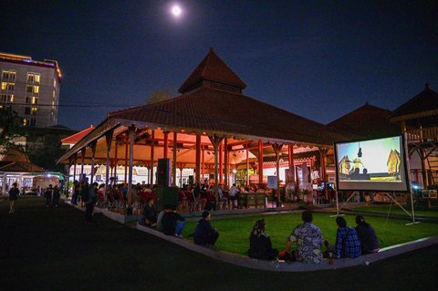 Warga  menyaksikan pagelaran  wayang kulit Mahabharata &ldquo;Kresna Duta&rdquo; di Taman Budaya Jawa Timur, Surabaya, Jumat malam (13/06/2025)