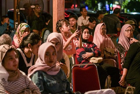 Warga  menyaksikan pagelaran  wayang kulit Mahabharata &ldquo;Kresna Duta&rdquo; di Taman Budaya Jawa Timur, Surabaya, Jumat malam (13/06/2025)