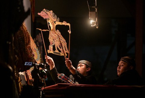 Dalang muda asal  Magetan menampilkan pentas wayang kulit Mahabharata &ldquo;Kresna Duta&rdquo; di Taman Budaya Jawa Timur, Surabaya, Jumat malam (13/06/2025)