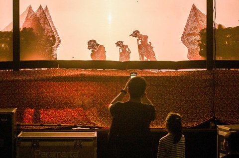 Warga  menyaksikan pagelaran  wayang kulit Mahabharata &ldquo;Kresna Duta&rdquo; di Taman Budaya Jawa Timur, Surabaya, Jumat malam (13/06/2025)
