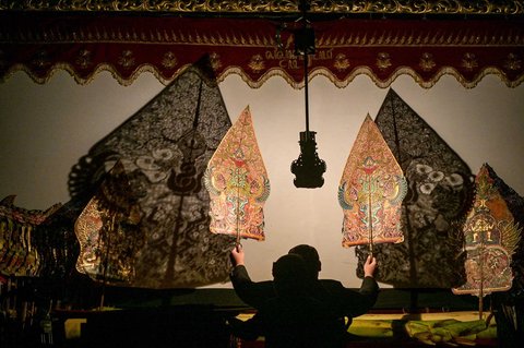 Dalang muda asal  Magetan menampilkan pentas wayang kulit Mahabharata &ldquo;Kresna Duta&rdquo; di Taman Budaya Jawa Timur, Surabaya, Jumat malam (13/06/2025)