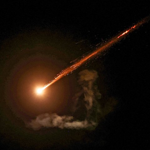 Iran meluncurkan ratusan rudal balistik sebagai serangan besar-besaran terhadap Israel, Jumat malam (13/06/2025).