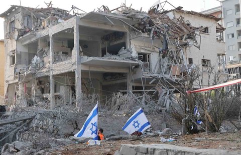 Bangunan blok apartemen yang rusak parah  terkena rudal yang ditembakkan Iran di kota Ramat Gan, Israel, Sabtu (14/06/2025).